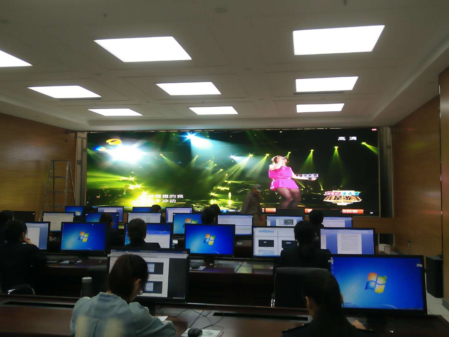 室內(nèi)led顯示屏為什么不能在室外使用 室內(nèi)led顯示屏為什么不能在室外使用